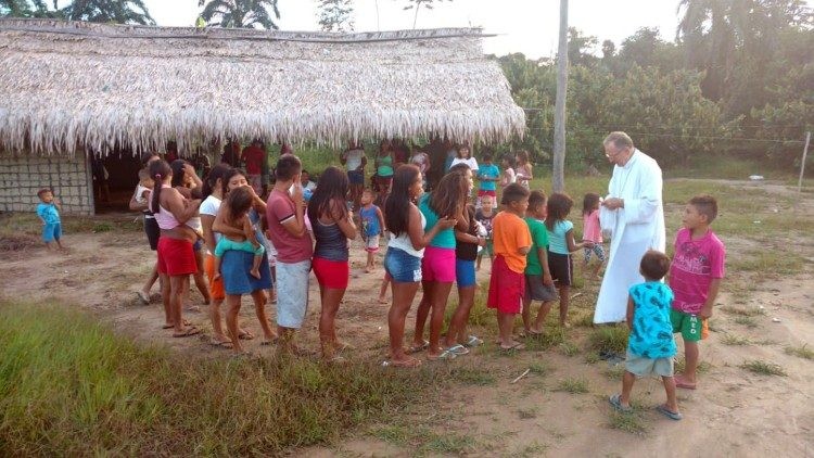 i giovani yanomami in Brasile con il suo vescovo